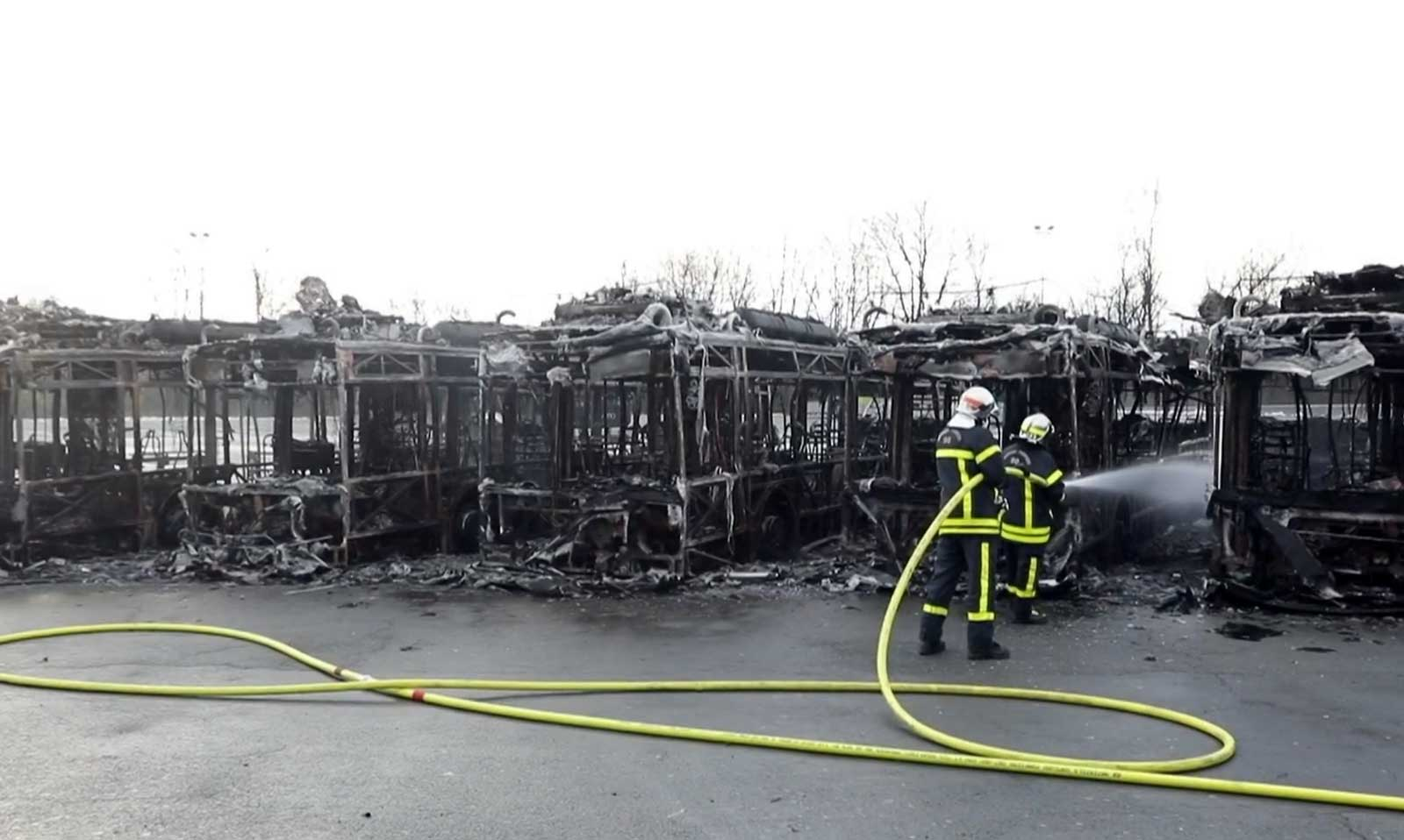 שריפה מרשימה: בבלפורט, שבעה אוטובוסים מימן שנהרסו בלהבות