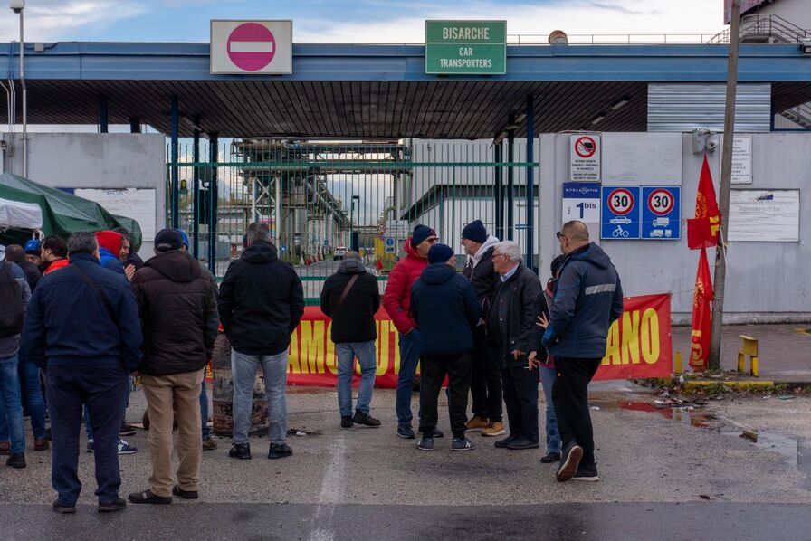 באיטליה, ההתחממות הביישנית של היחסים בין סטלנטיס לממשלה