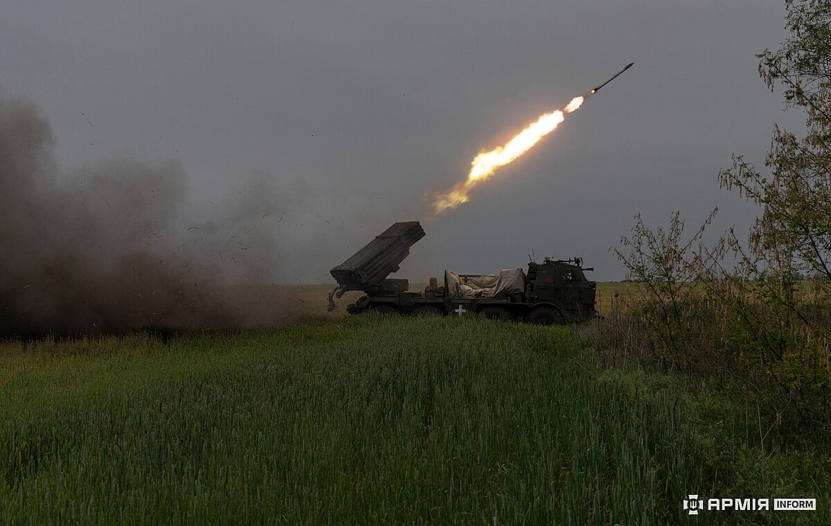 מערכות MLRS אוקראיניות משיקות תחמושת מצרר פולנית